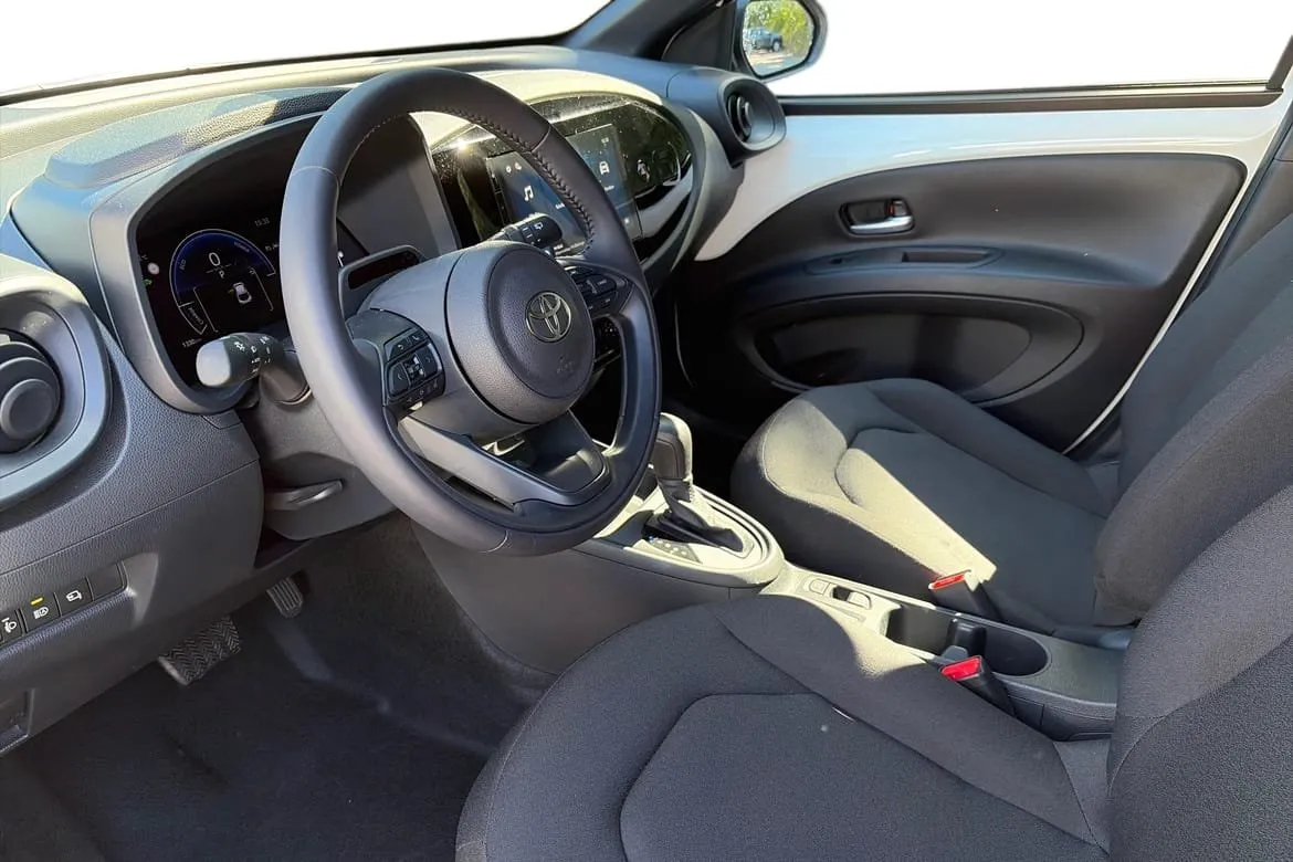 Vehicle image 6