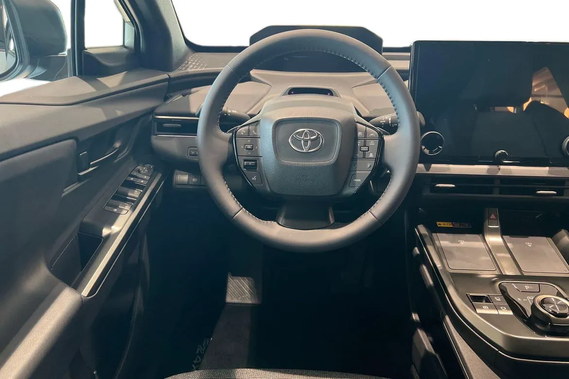 Vehicle image 10