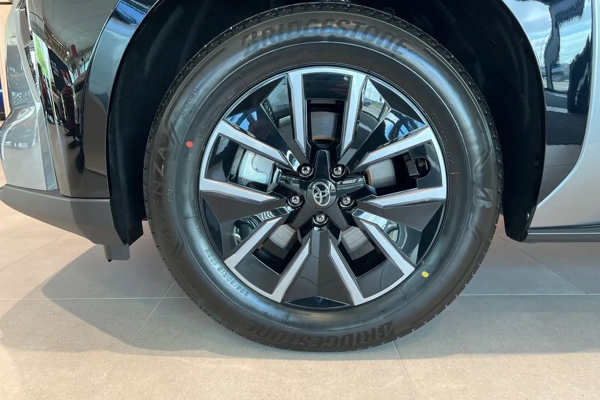Vehicle image 16