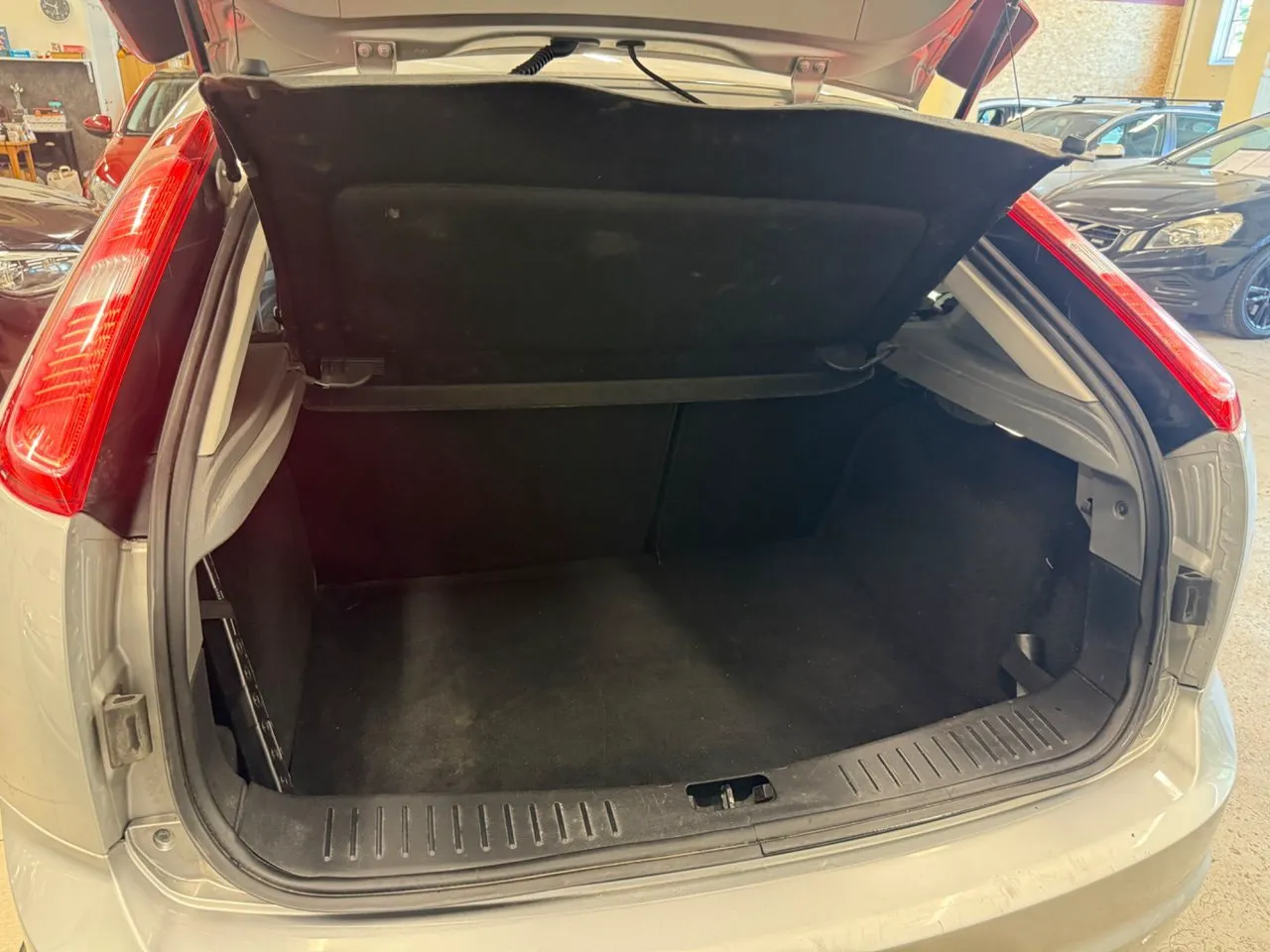 Vehicle image 14