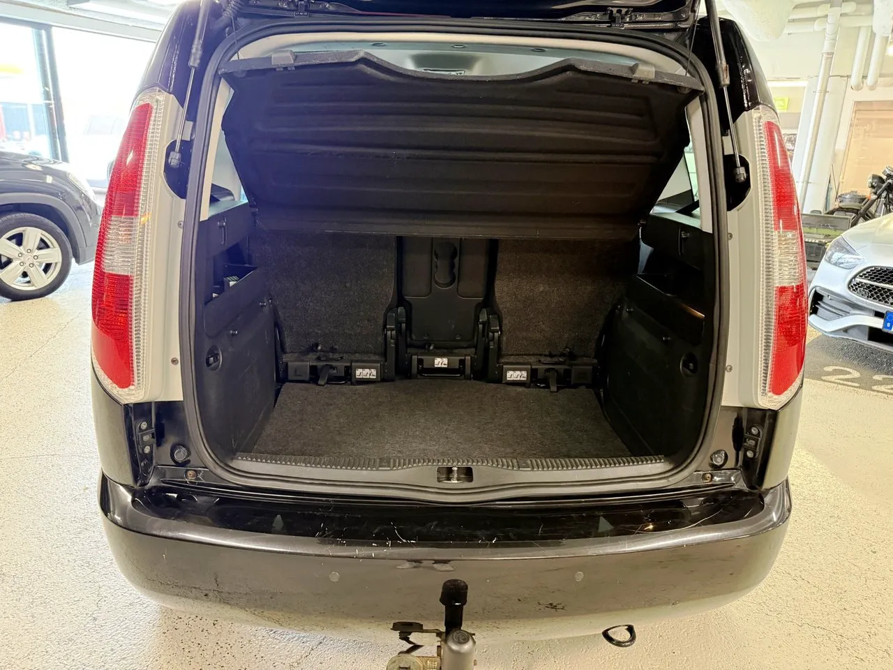 Vehicle image 16