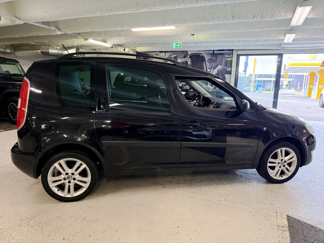 Vehicle image 4