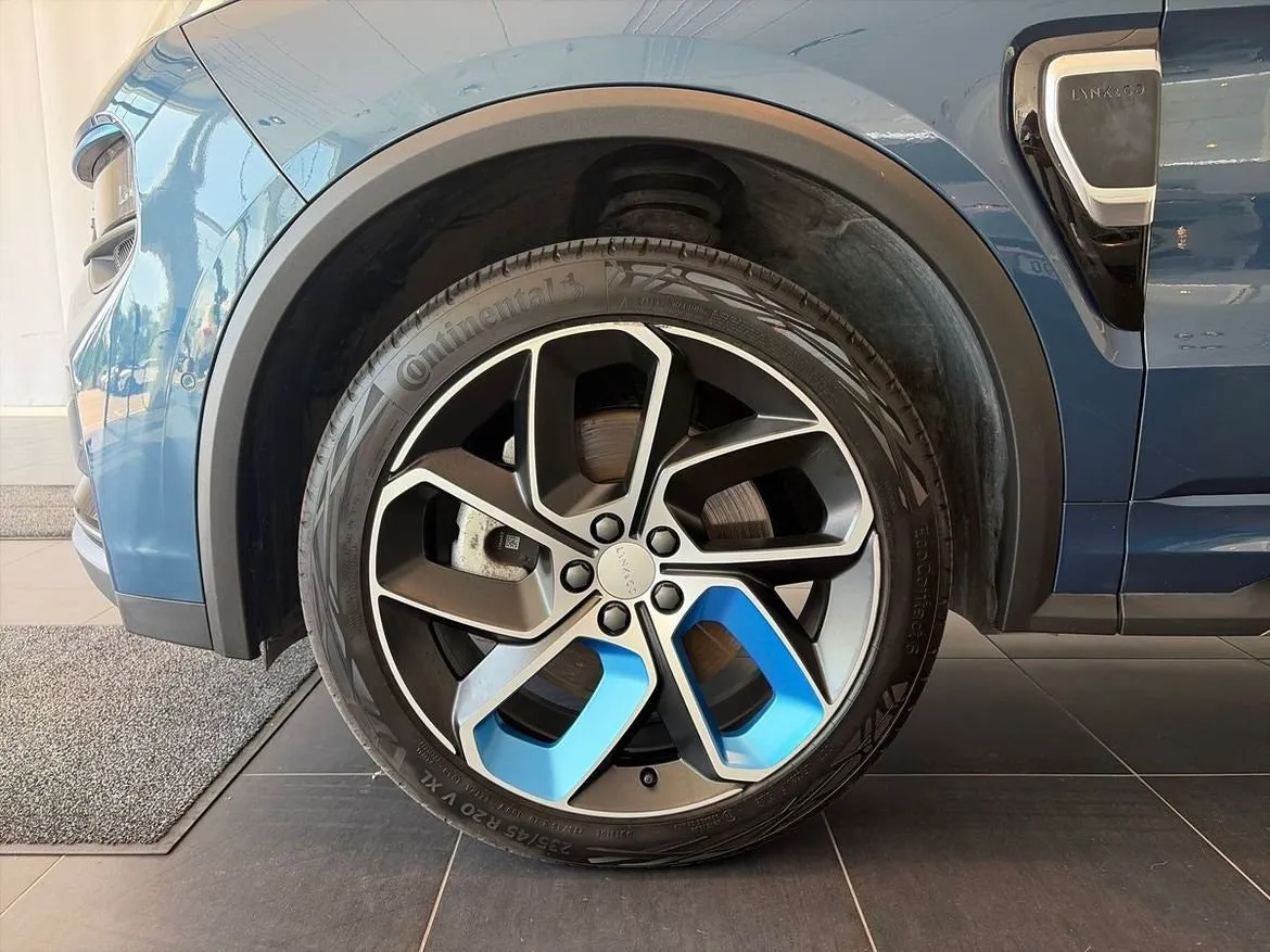 Vehicle image 18