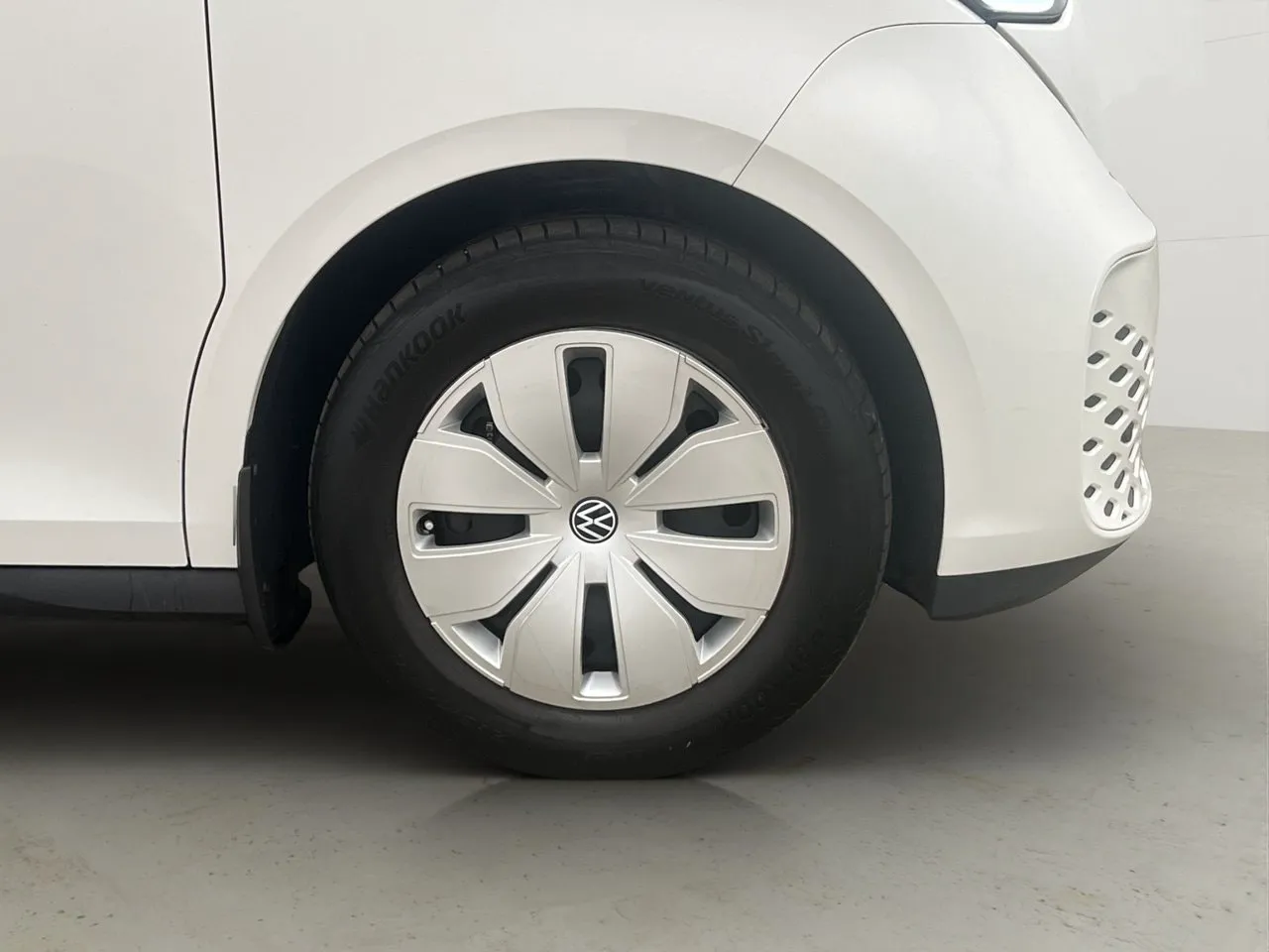 Vehicle image 32