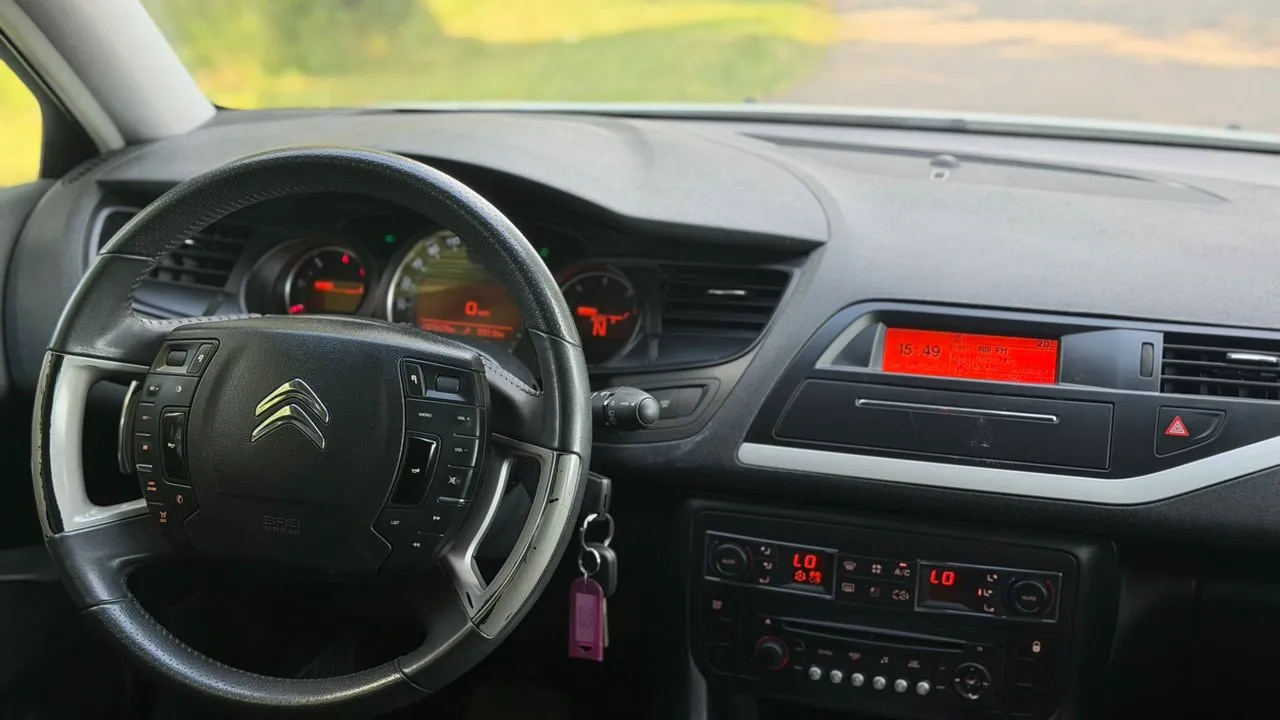 Vehicle image 13