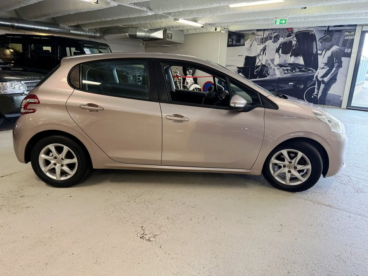 Vehicle image 4
