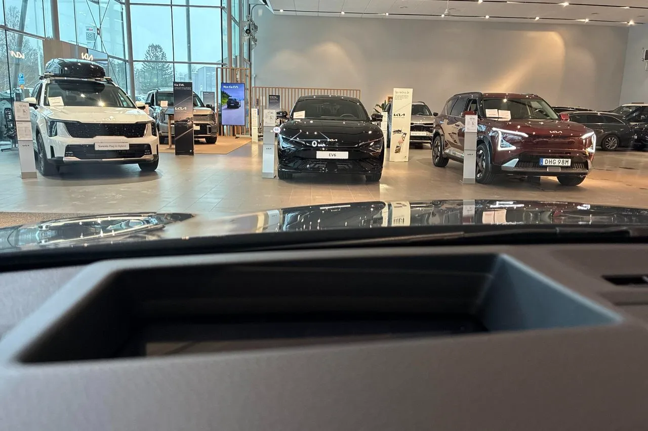 Vehicle image 16