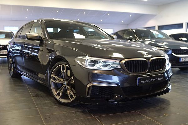 BMW M550 i xDrive Sedan Ultimate Edition B&W Taklucka Soft Close Drag - 2017