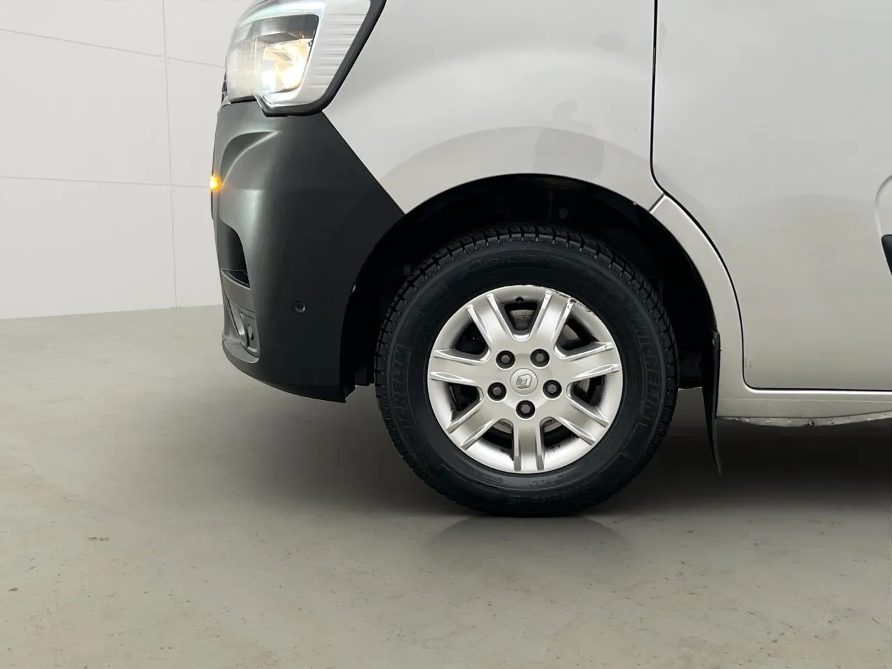 Vehicle image 30
