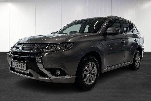 Mitsubishi Outlander PHEV CVT Business 4WD 360° Carplay Skinn Värmare - 2018