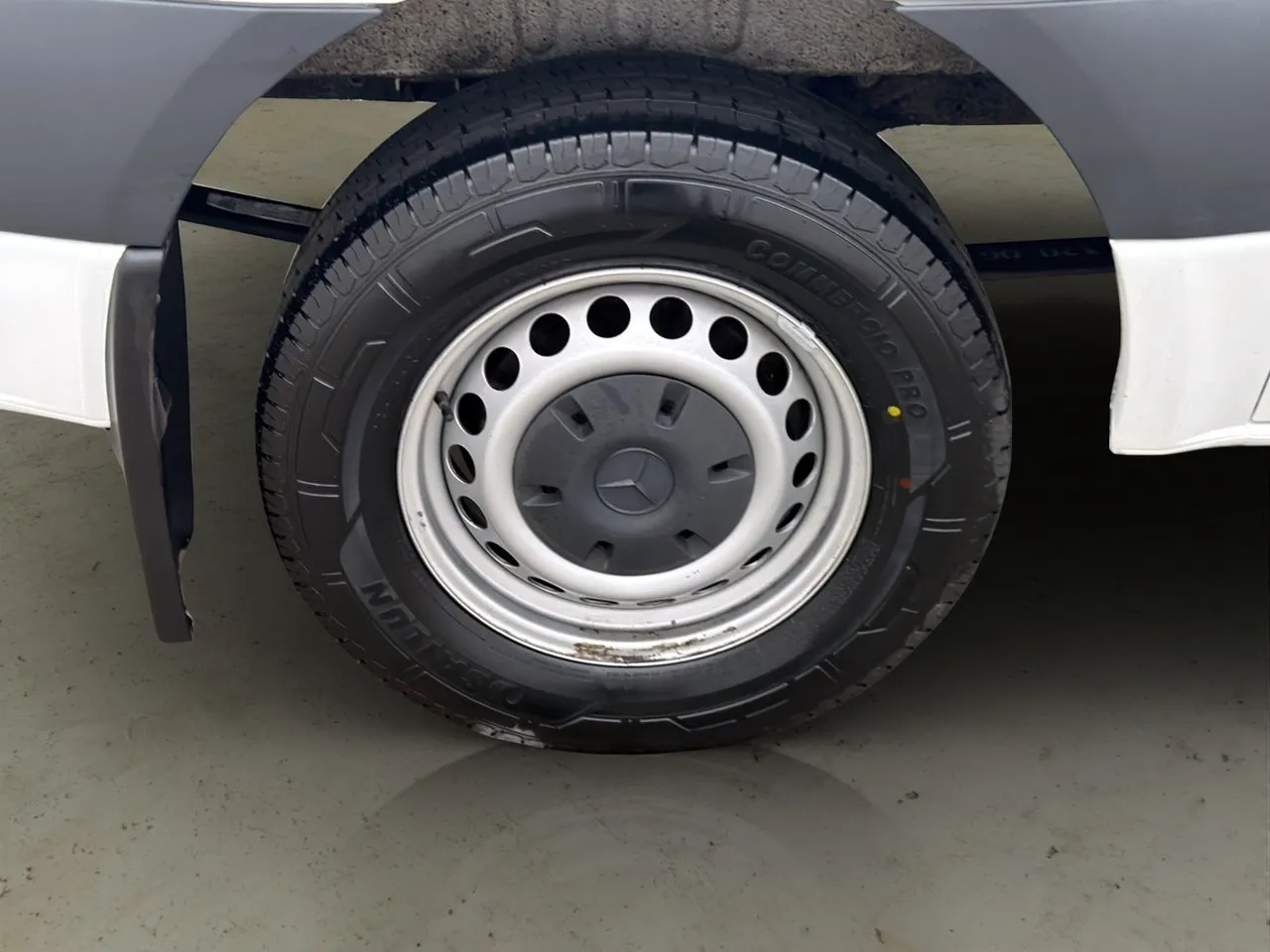 Vehicle image 27