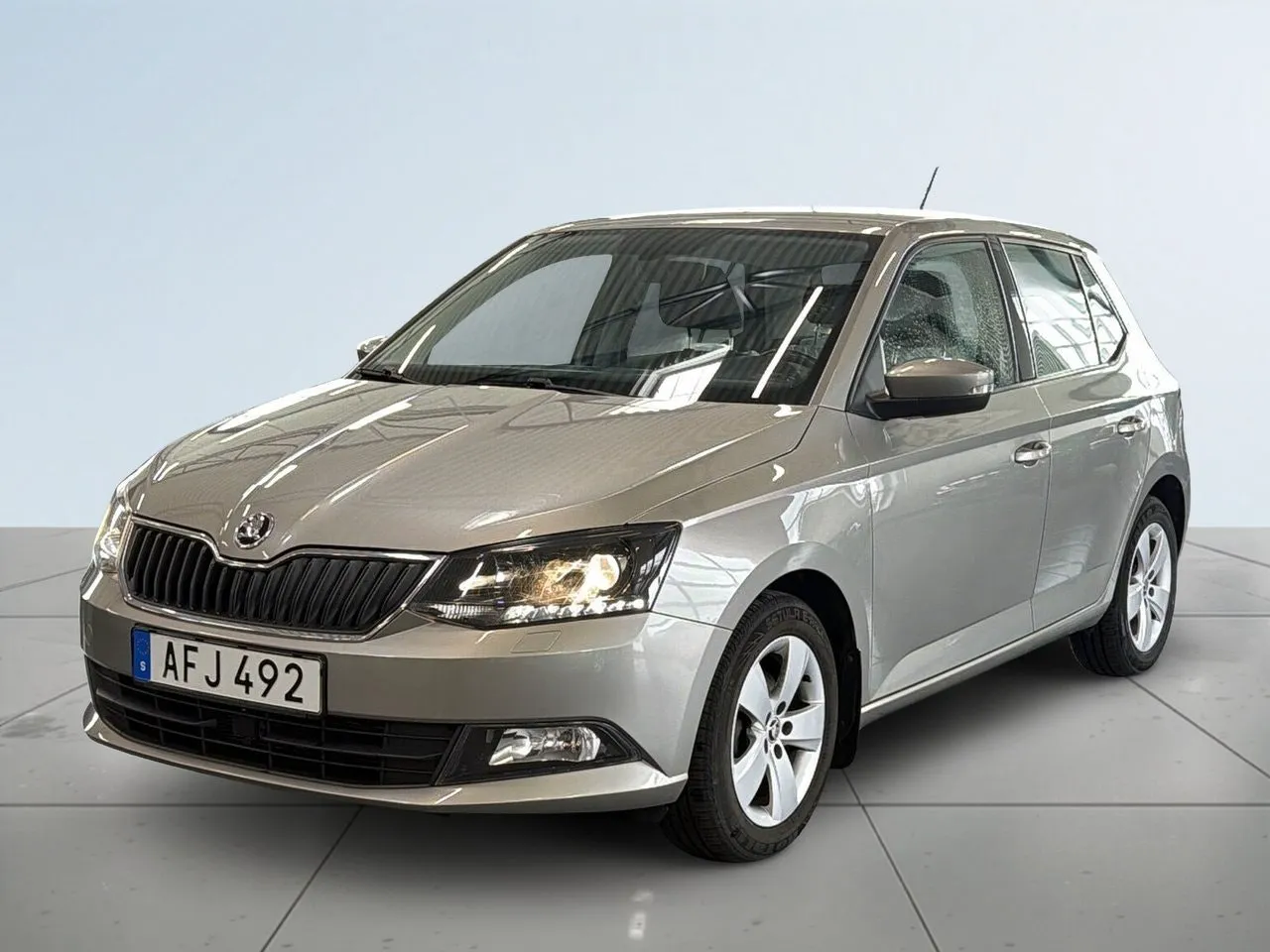Vehicle image 15