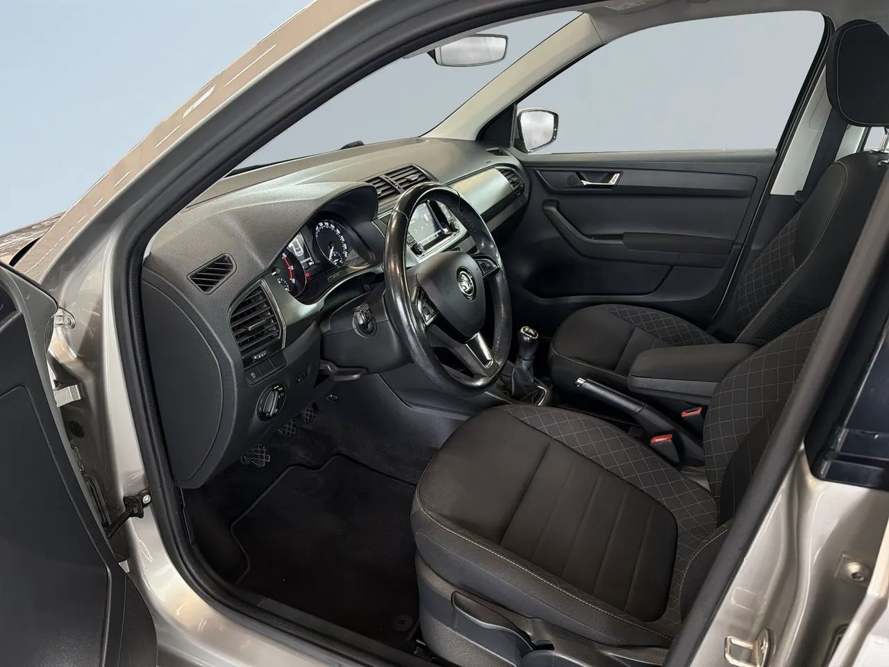Vehicle image 6