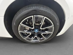 BMW i4 bild 37