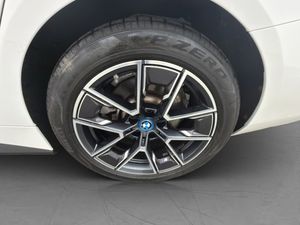 BMW i4 bild 35