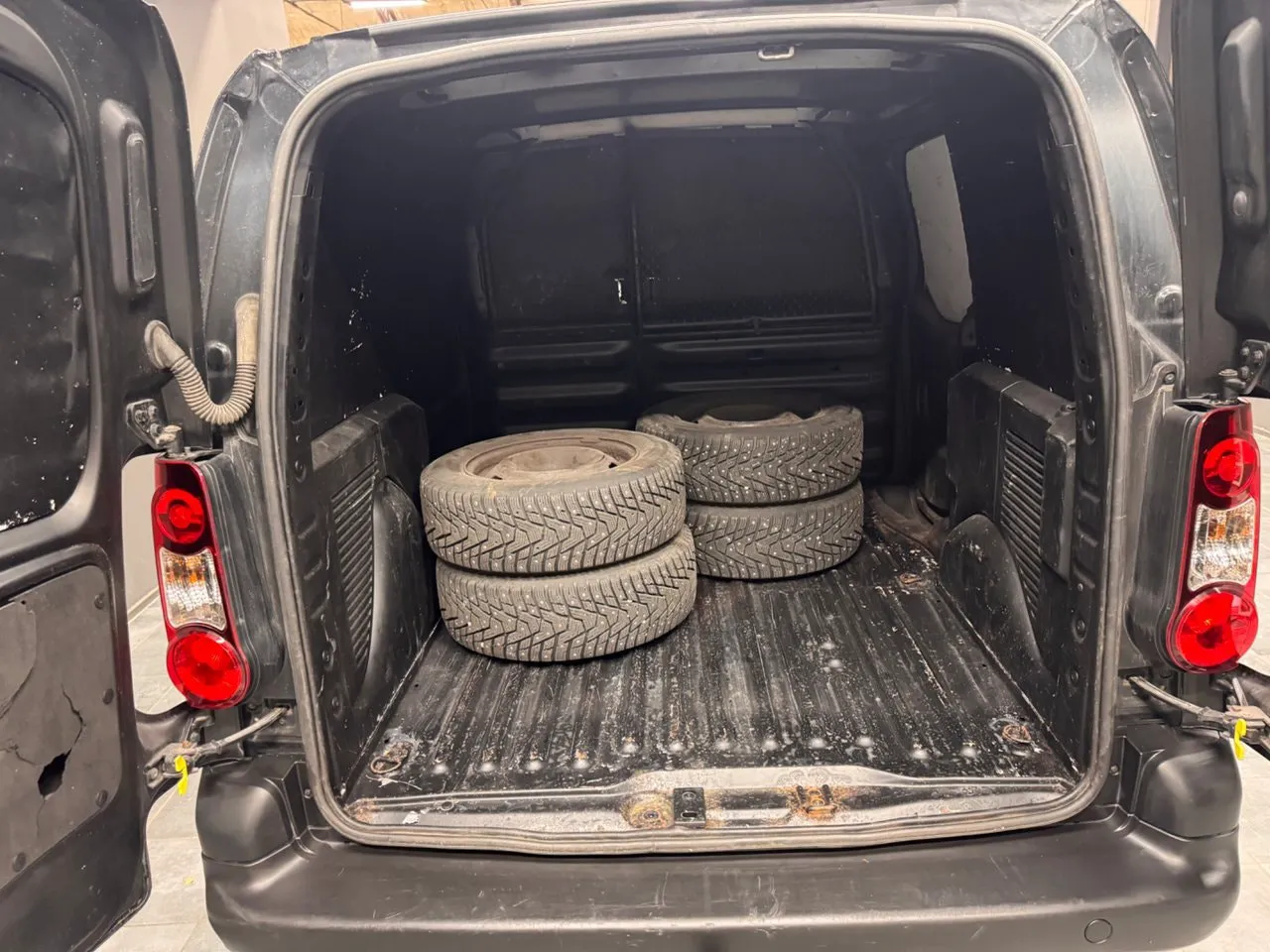 Vehicle image 9