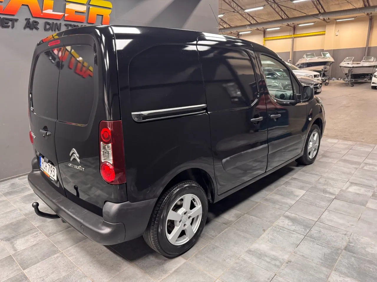 Vehicle image 10