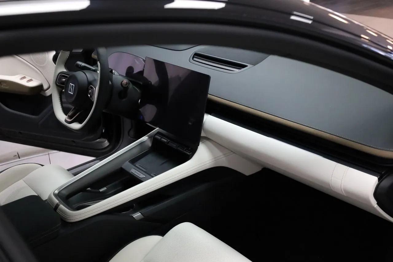 Vehicle image 18