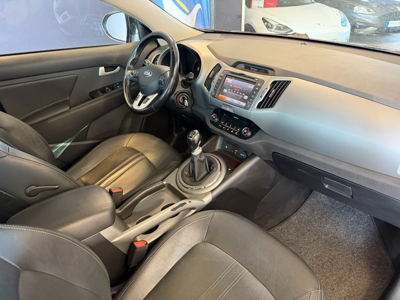 Vehicle image 16