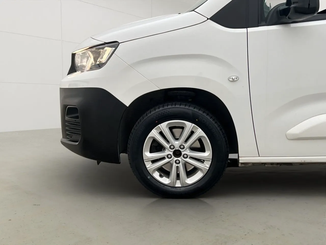 Vehicle image 30