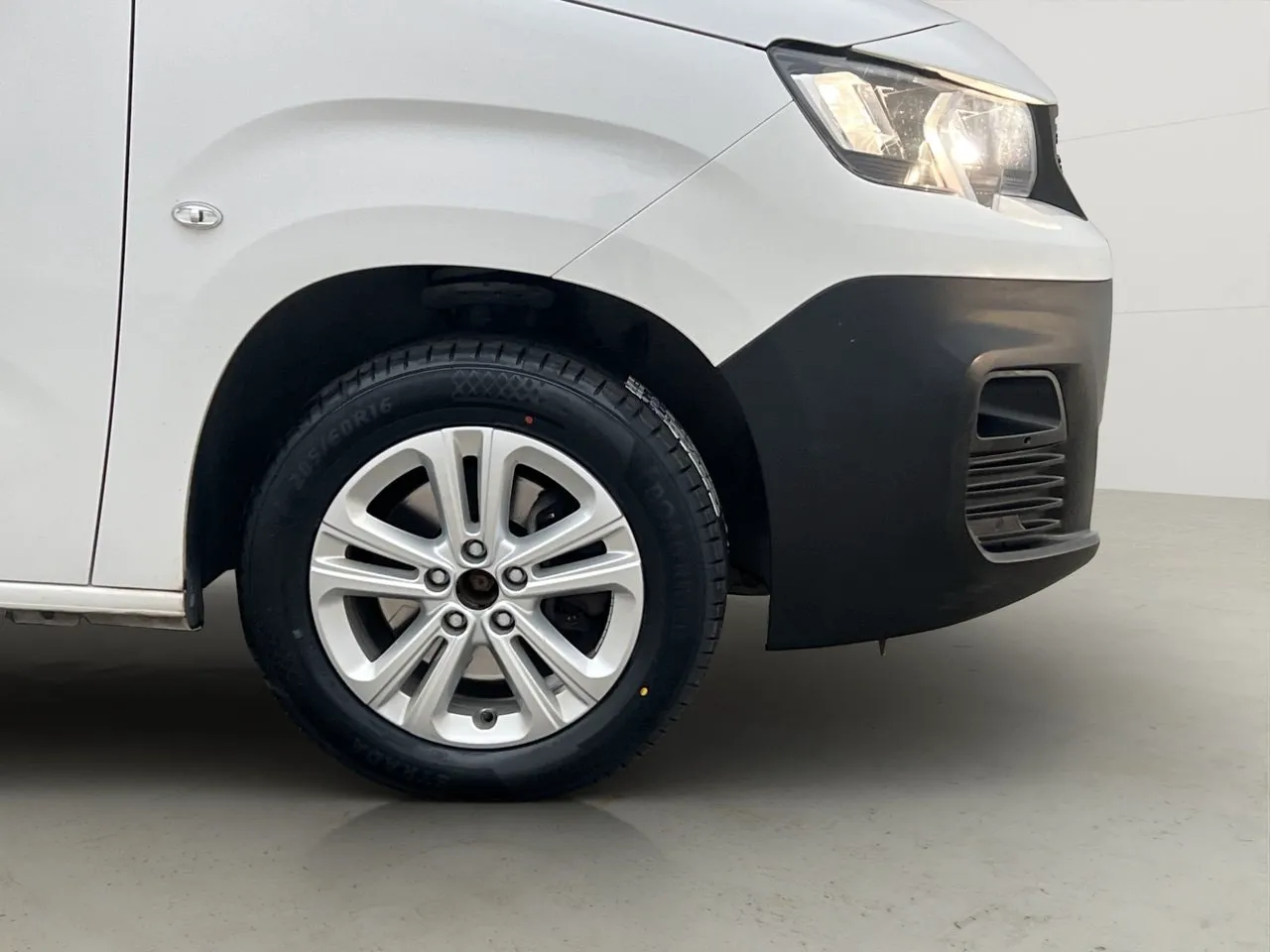 Vehicle image 33