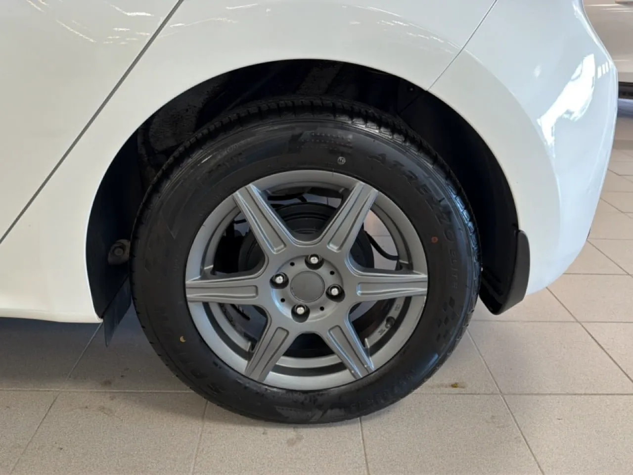 Vehicle image 16