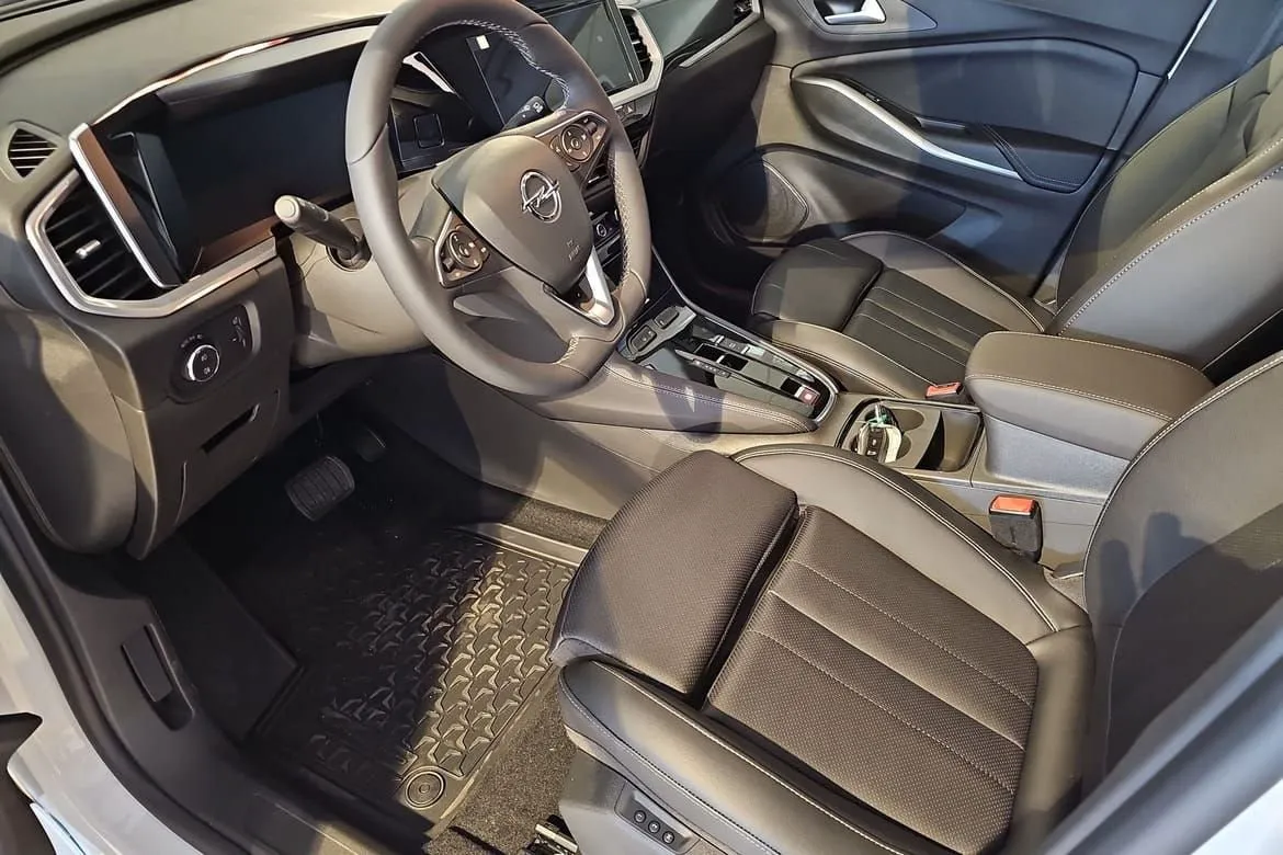 Vehicle image 4