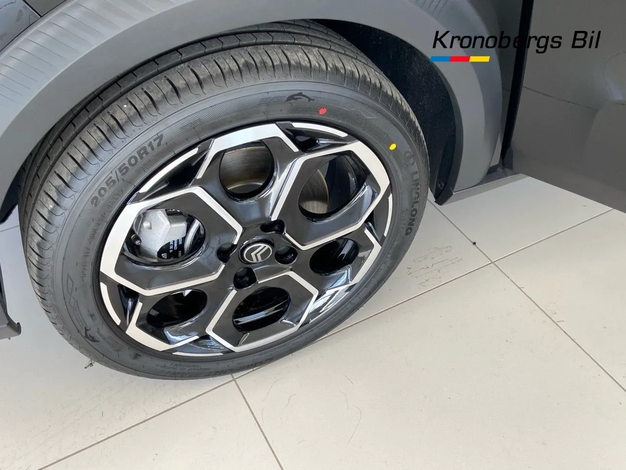 Vehicle image 15
