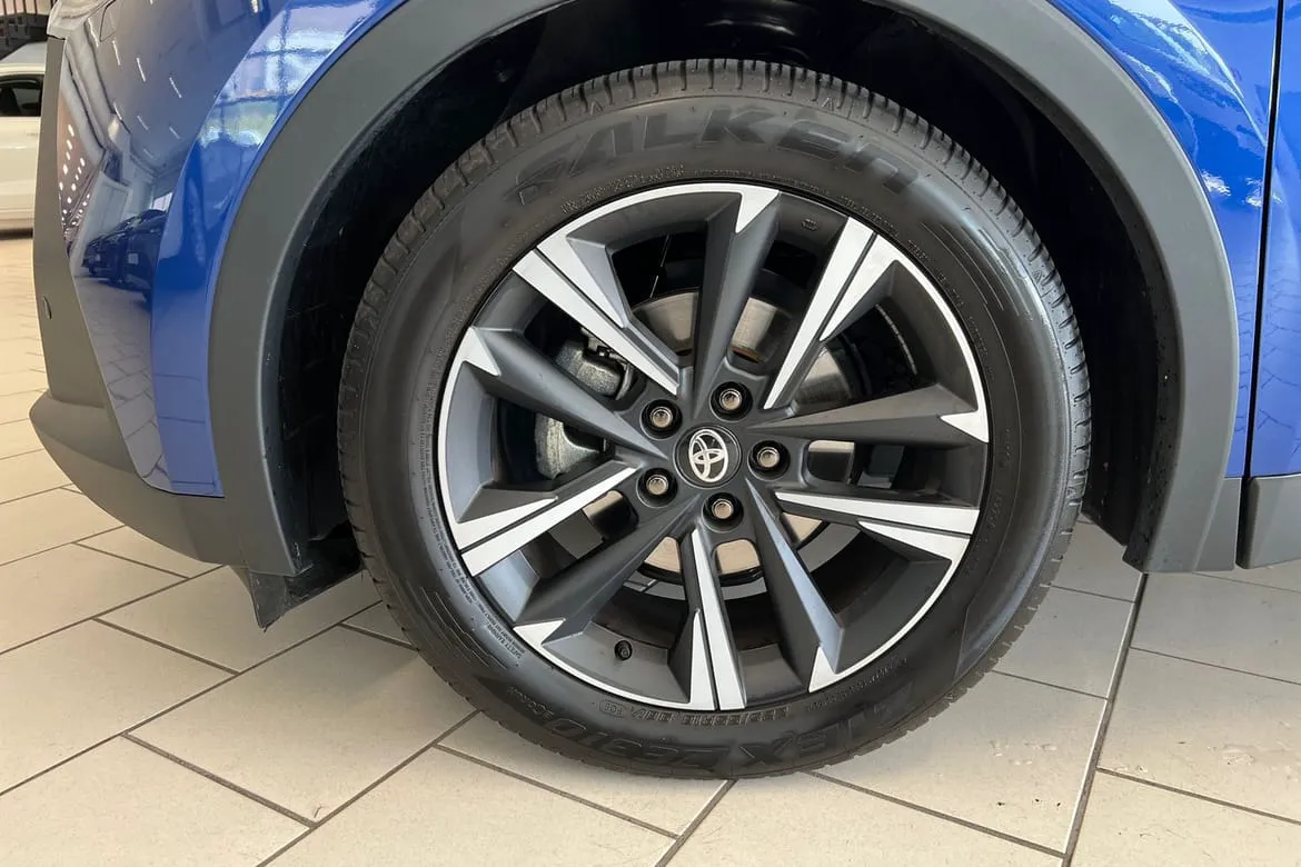 Vehicle image 16