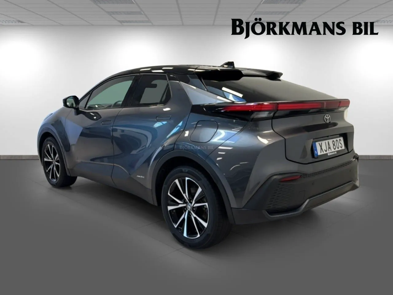 Vehicle image 5