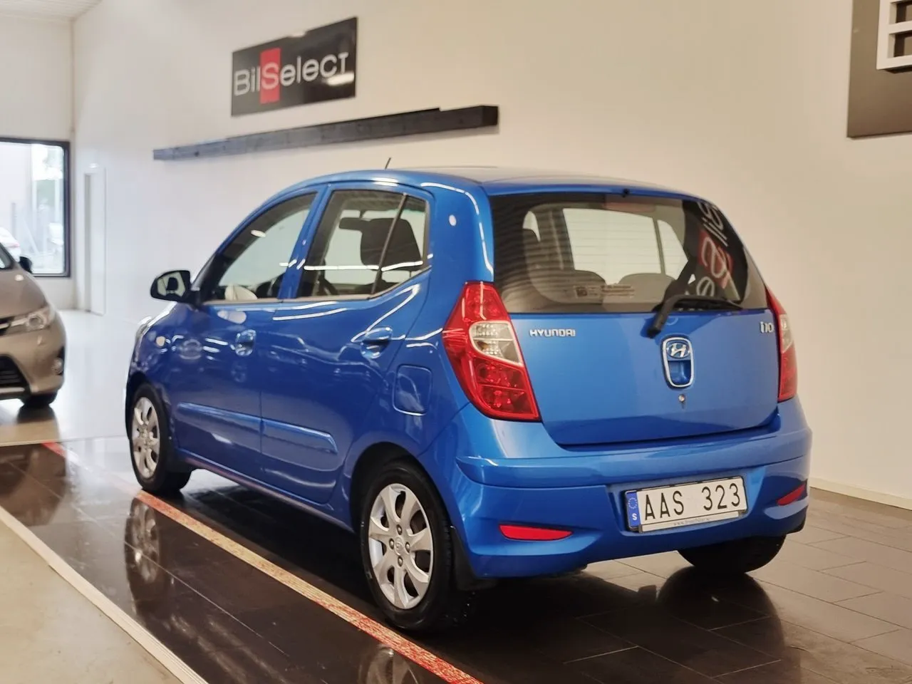 Vehicle image 14