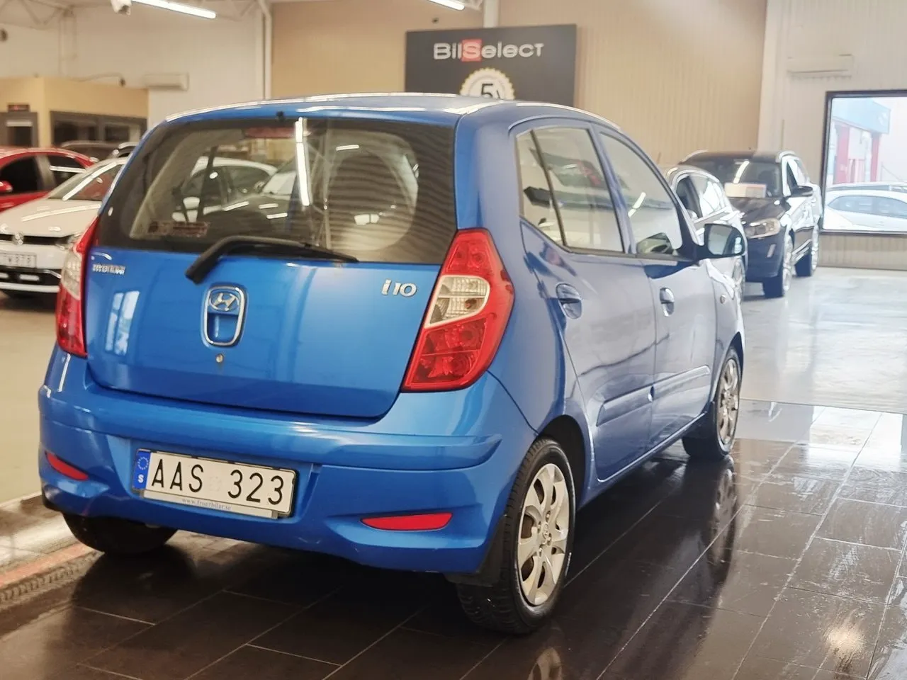 Vehicle image 15