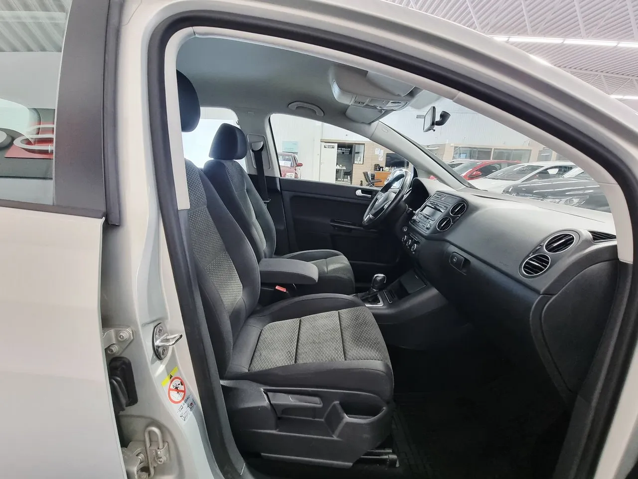 Vehicle image 16