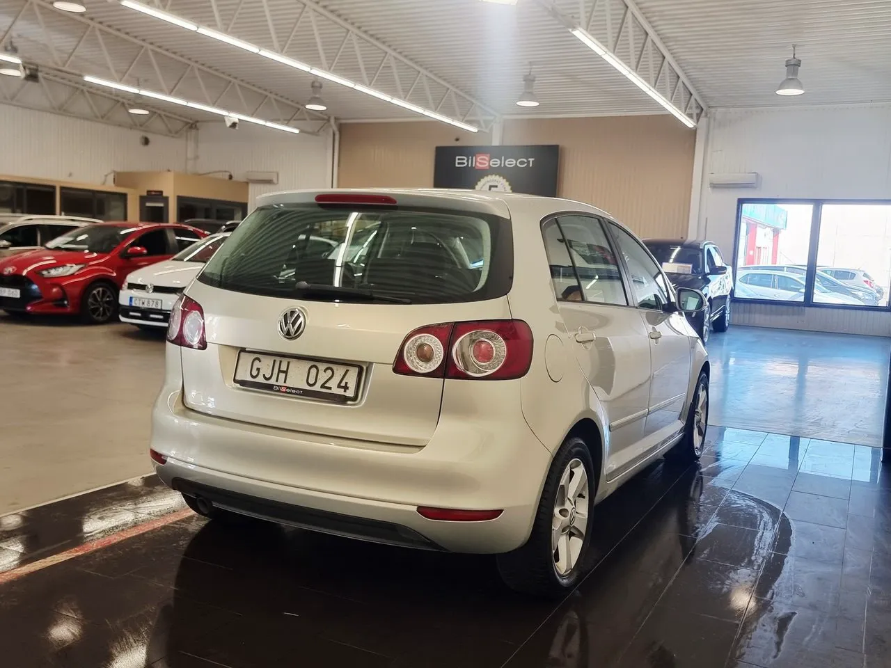 Vehicle image 15