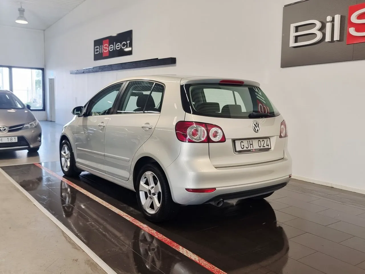 Vehicle image 14