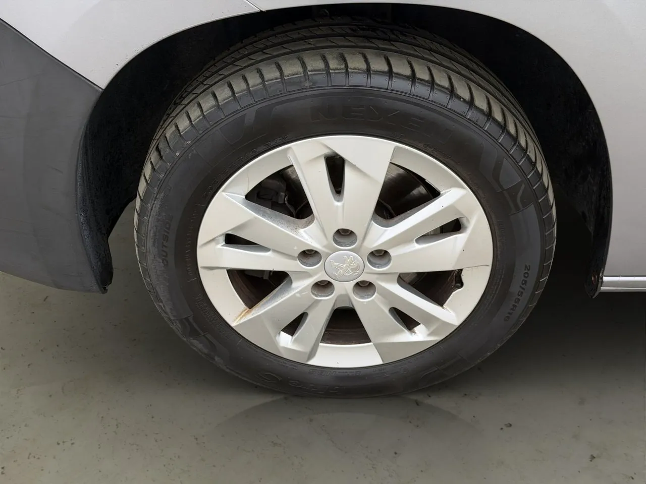 Vehicle image 26