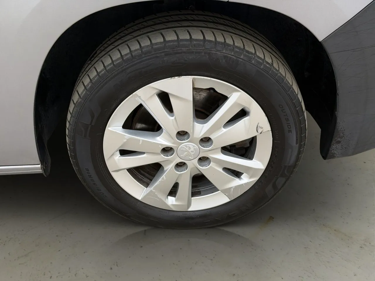 Vehicle image 25