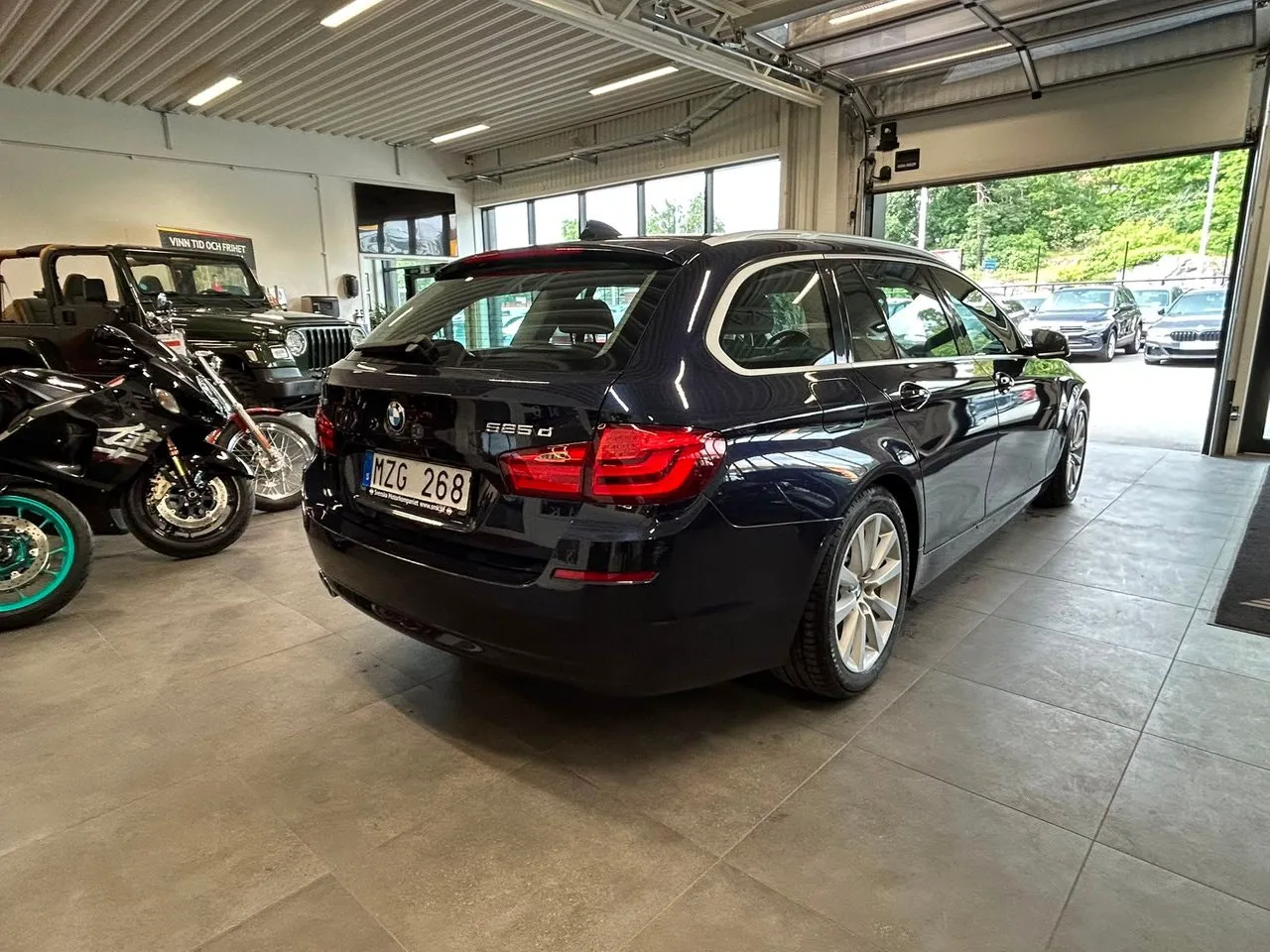 Vehicle image 7
