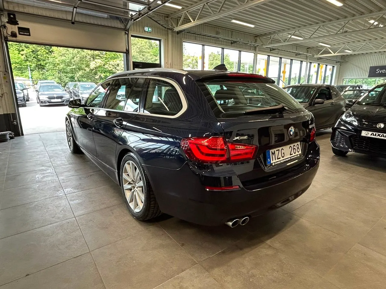 Vehicle image 4