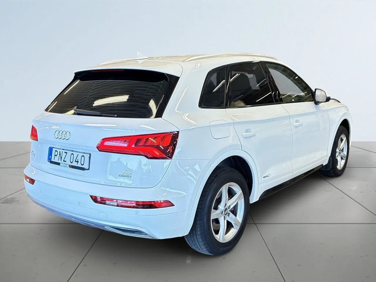 Vehicle image 5