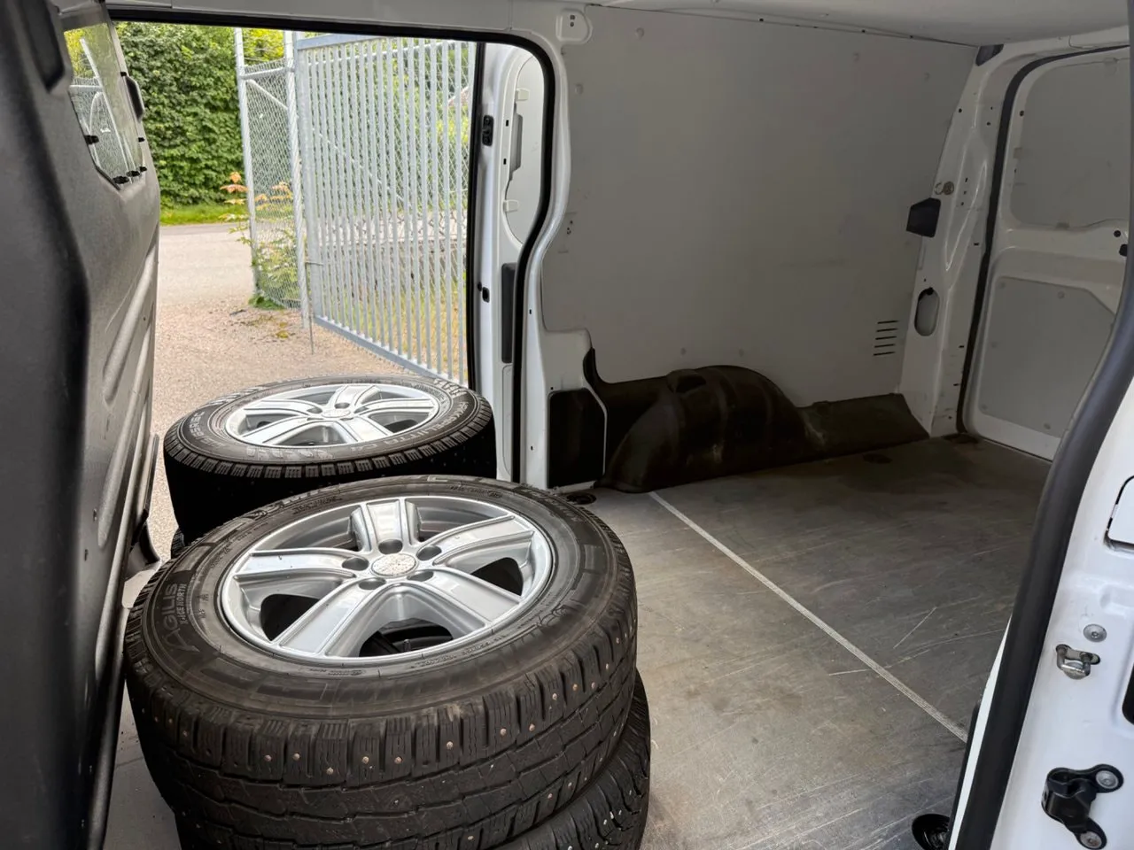 Vehicle image 9