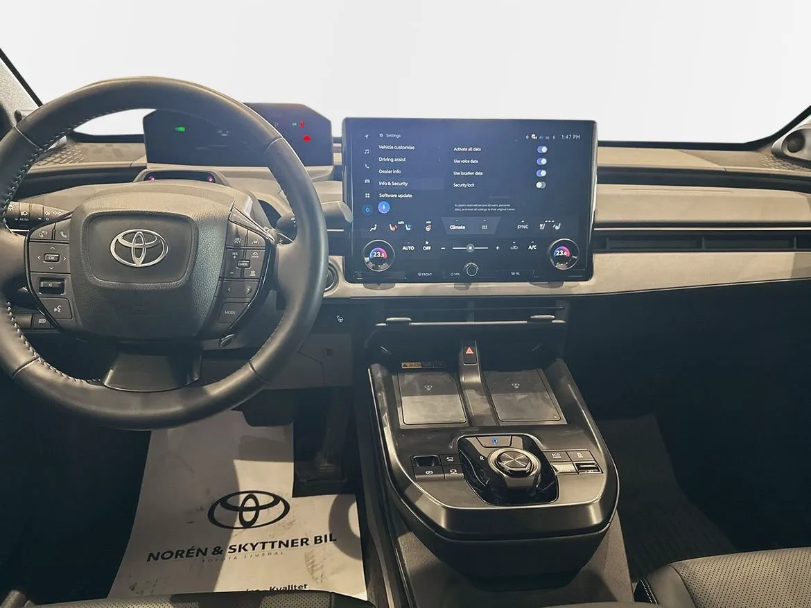 Vehicle image 8