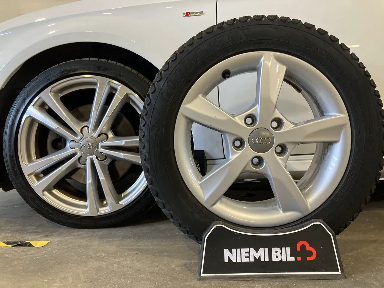 Vehicle image 16
