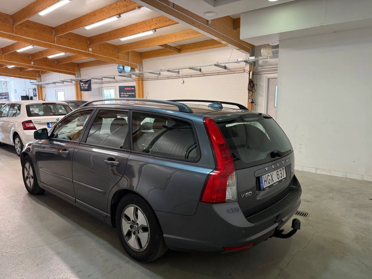 Vehicle image 10