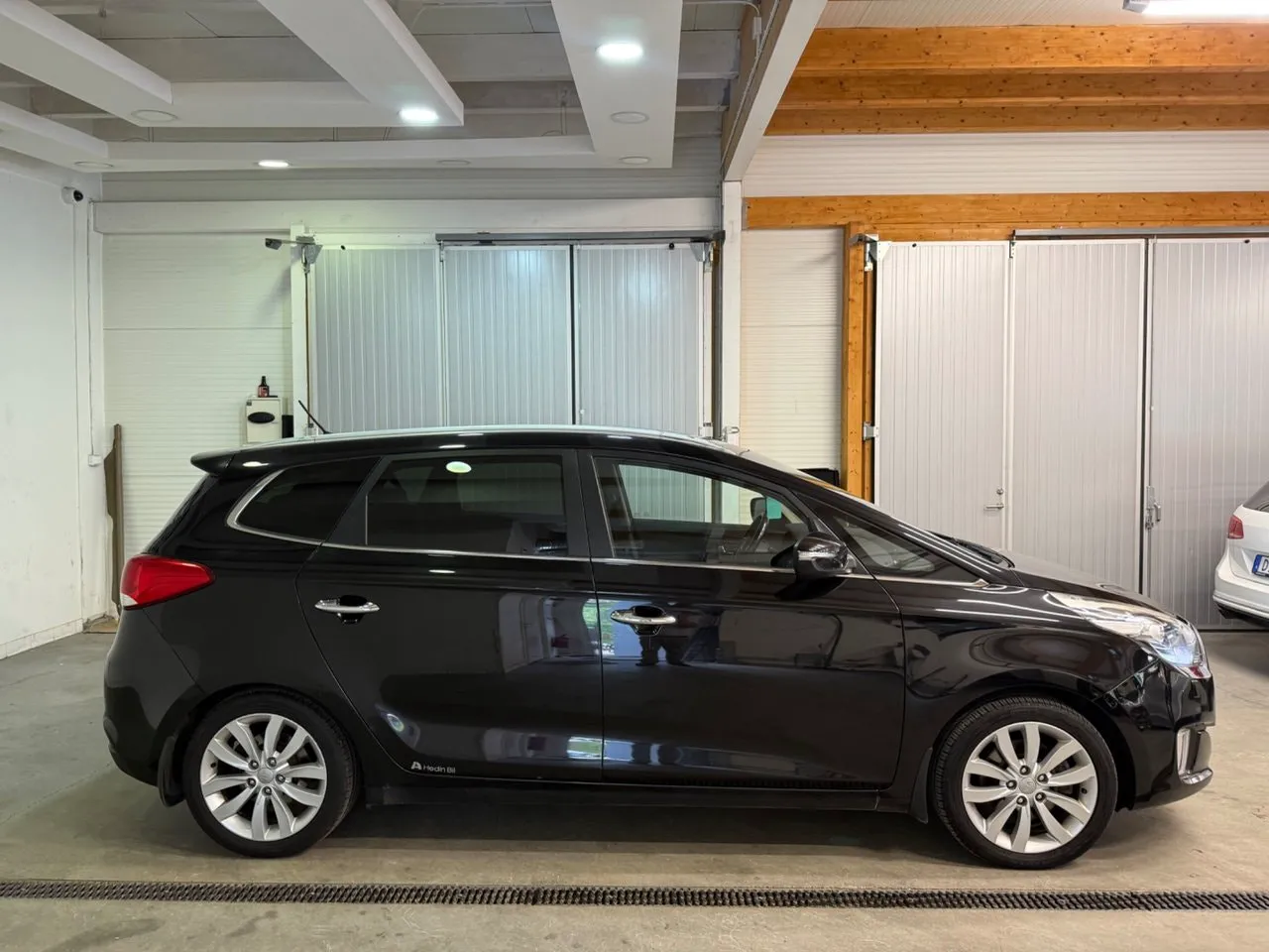 Vehicle image 15