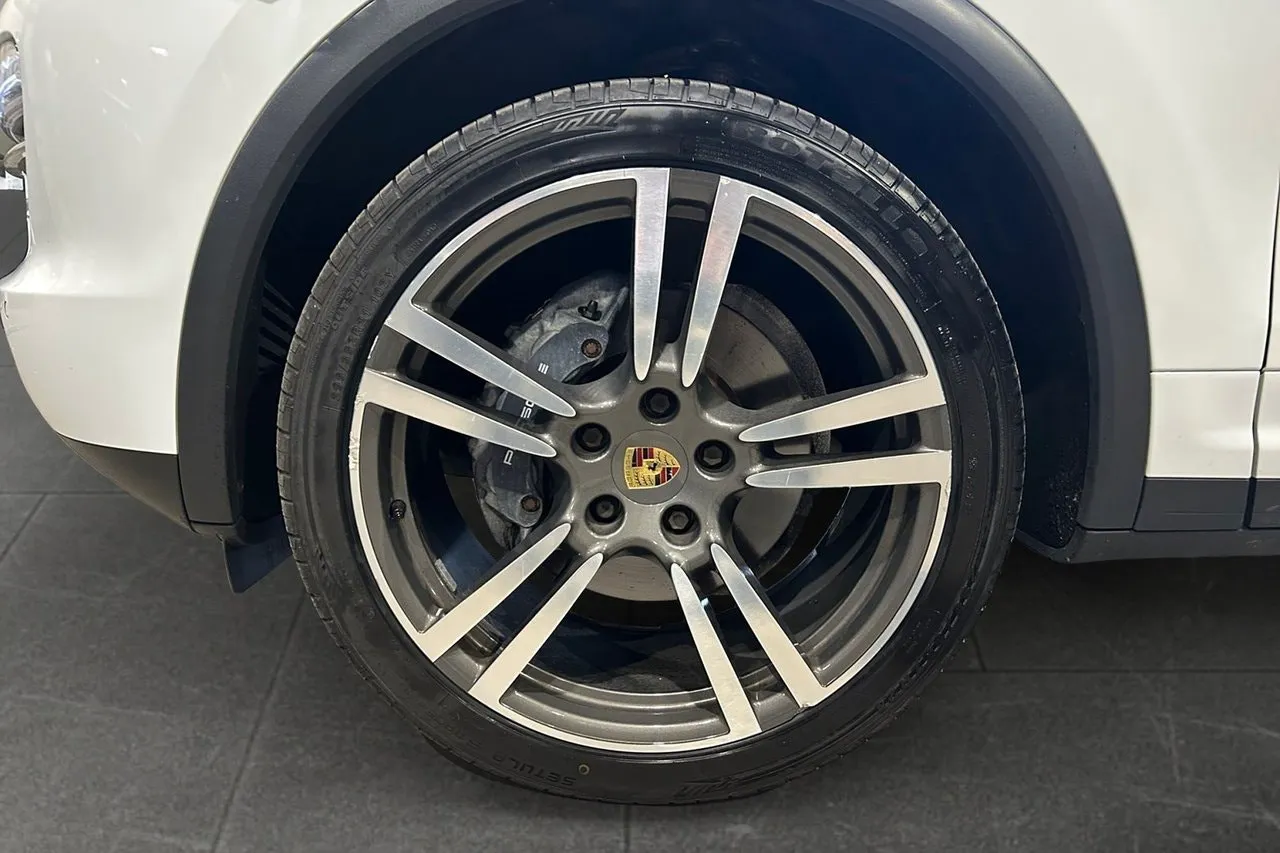Vehicle image 15