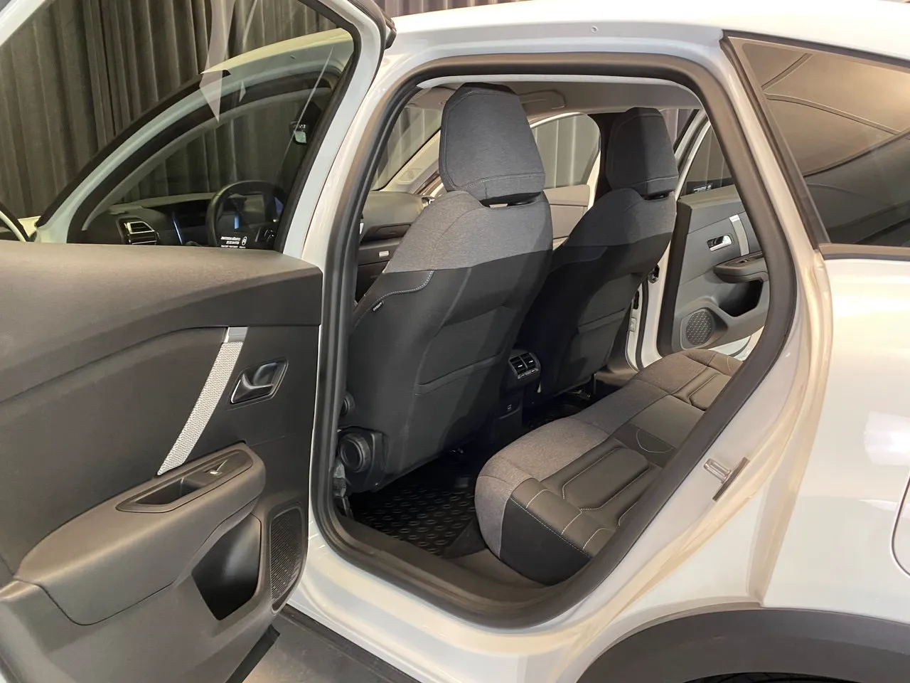 Vehicle image 30