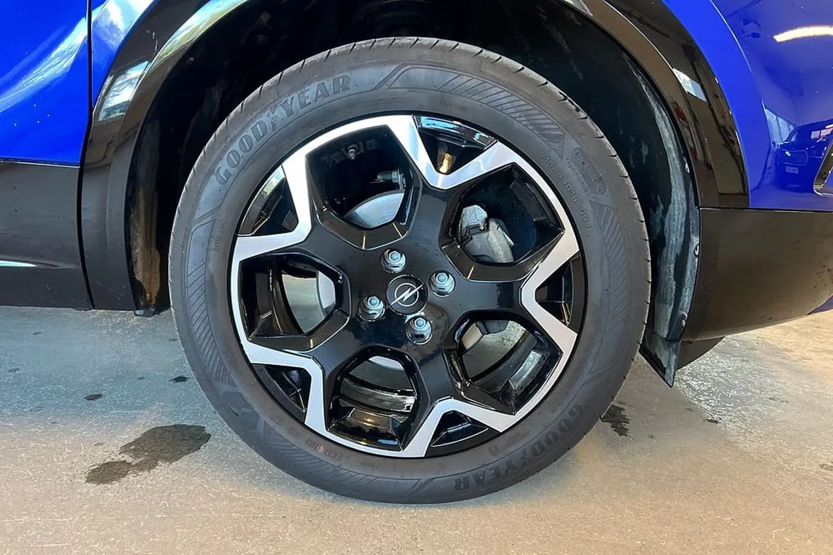 Vehicle image 18