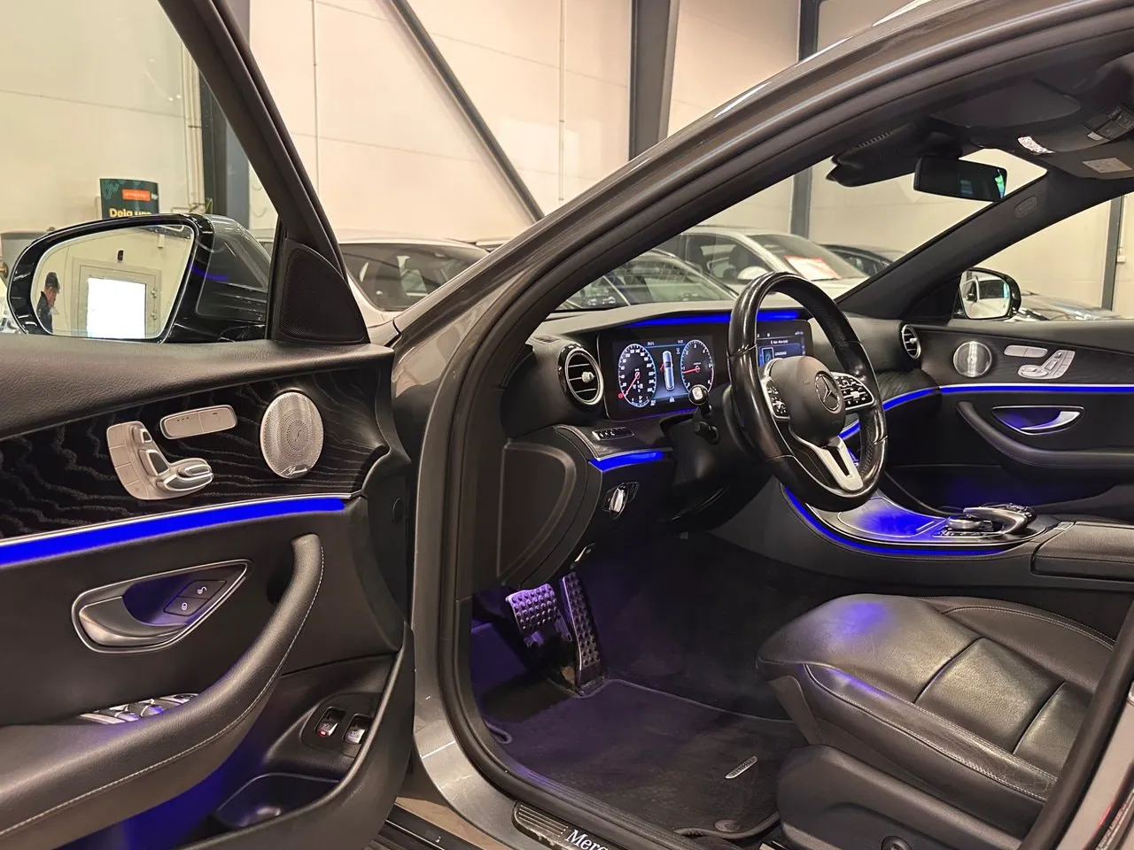Vehicle image 32