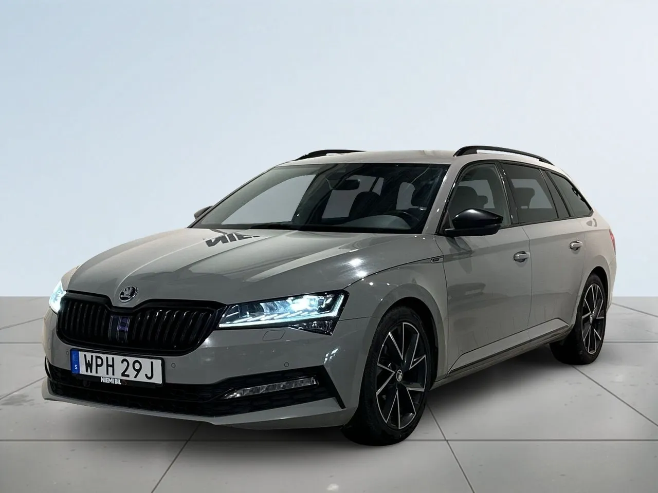 Vehicle image 15